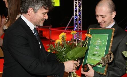 Najpopularniejszy sportowiec w powiecie włoszczowskim Piotr Sobczyk nagrodę odebrał z rąk senatora Krzysztofa Słonia.