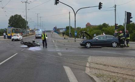 Wypadek przy placu Skarbka w Toruniu. Auto zderzyło się z motocyklem