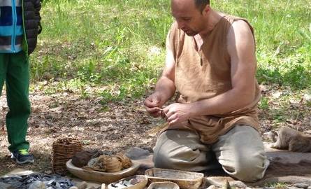 Artur Bokła pokazywał między innymi jak pleciono sznurki w okresie neolitu.