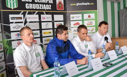 Na konferencji prasowej od lewej: Dariusz Kłus - kapitan, Hubert Kościukiewcz - aystent trenera, Adam Cieśliński i Marcin Woźniak