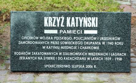 Tablica przy Krzyżu Katyńskim na Starym Cmentarzu.
