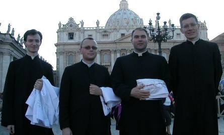 Ksiądz Piotr (drugi z lewej) wraz ze znajomymi księżmi przed rzymską bazyliką.