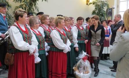 W Pałacu Prezydenckim Witosławianki witała posłanka Marzena Okła-Drewnowicz, która zaprosiła i zorganizowała spotkanie z Panią Prezydentową.