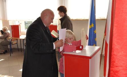 Burmistrz Sandomierza Jerzy Borowski głosował w Szkole Podstawowej numer 3 przy ulicy Flisaków.    Pomagała mu wnuczka Olga.