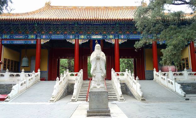 Konfucjusz szanowany jest w Chinach do dziś, a konfucjanizm z jego regułami posłuszeństwa i sztywną etykietą do dziś stanowi podstawę, na której budują