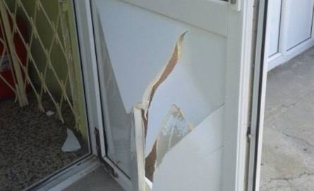 Drzwi sklepu uszkodzone po tym jak uderzył w nie ciągnik.