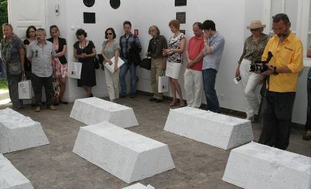 A to wystawa Uwe Schloena :"Cmentarz obsesje. Światłość i ciemność" w Galerii Kaplica Kurator- Mariusz Knorowski