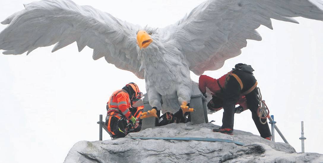 Przy pomocy helikoptera zamontowano figurę 3D orła bielika na skale, która jest obok Lech Coastra