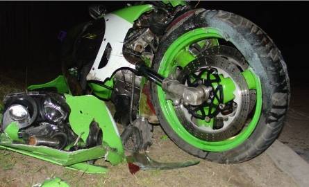 Kawasaki z potężną siłą roztrzaskało się o ciężarówkę. Motor został zgnieciony jak papierek. Zobacz zdjęcia