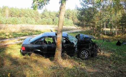 Audi owinęło się o drzewo. Kierowca w szpitalu (zdjęcia)