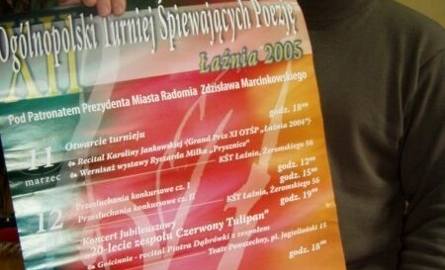 Ryszard Góra z dumą pokazuje umieszczone na plakacie reklamującym festiwal nazwisko Karoliny Jankowskiej, otwierającej "Łaźnię" re