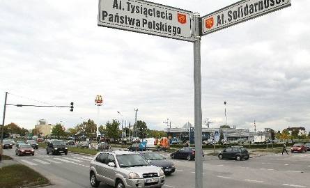 Skrzyżowanie ulicy Domaszowskiej i Solidarności, trudno pokonać z powodu korków, i będzie to wąskie gardło po rozbudowie alei 1000-lecia Państwa  Po