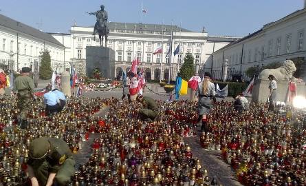 Tysiące ludzi na Krakowskim Przedmieściu