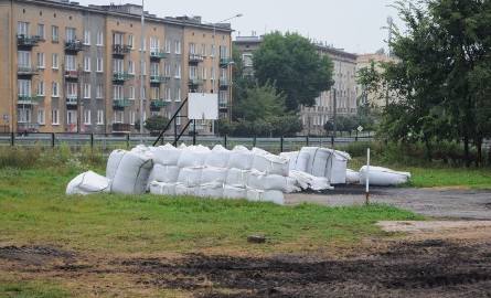 Budowa wielofunkcyjnego boiska na terenie podstawówki numer 32 w Radomiu ma się zakończyć na początku października. Robotnicy przygotowali już teren