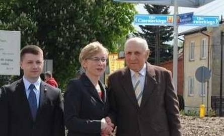 Rondo imienia Przemysława Gosiewskiego odsłoniły te trzy osoby: (od lewej) burmistrz Włoszczowy Bartłomiej Dorywalski, senator Beata Gosiewska, wdowa