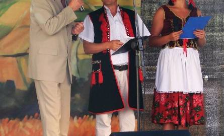 Od prawej: prowadzący imprezę Renata Rak i Zbigniew Tracz oraz burmistrz Małogoszcza Jan Głogowski.