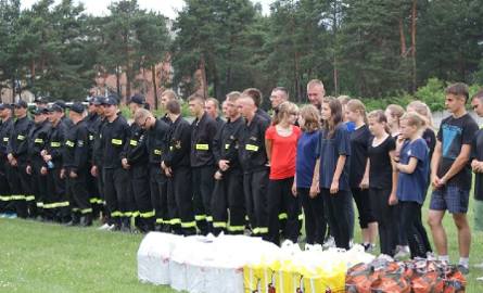 Uczestnicy zawodów sportowo-pożarniczych w Stąporkowie już po rozdaniu nagród.