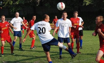 Gola dla Drużyny Przyjaciół ŁKS strzelił Roman Kowalski (czwarty z lewej).