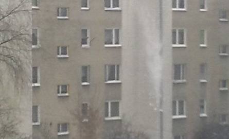 Zima w Radomiu: odśnieżanie dachów: bez głowy, bez zabezpieczeń (zdjęcia internautki)