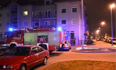 Wozy strażacki stanęły z różnych stron budynku przy ul. Milczewskiego-Bruna