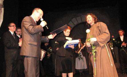 Nagrodę Prezydenta Miasta otrzymuje Wojciech Wachuda ( w stroju zakonnika)