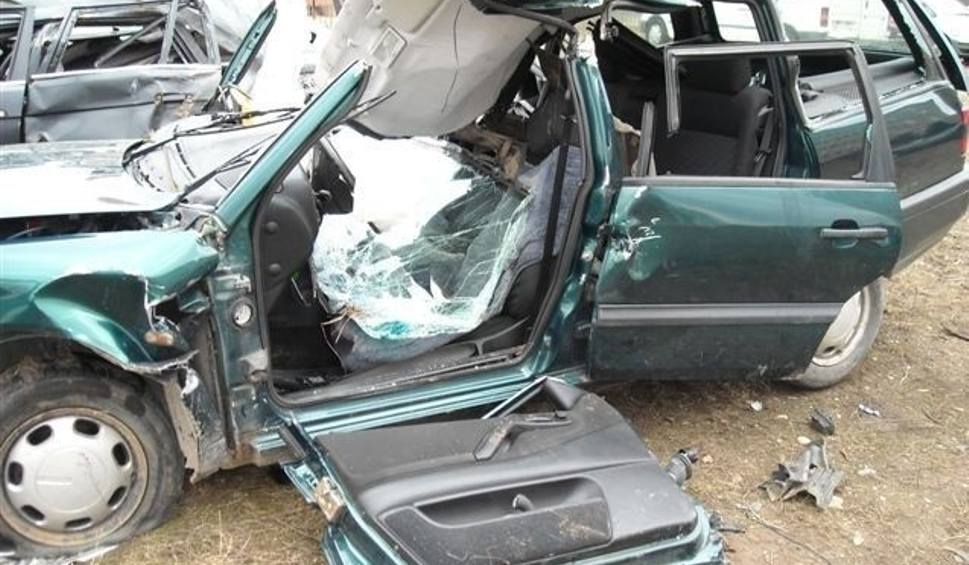 Volkswagen Uderzył Z Ogromną Siłą W Drzewo. 18-Letni Kierowca Nie Przeżył Wypadku. | Kurier Poranny