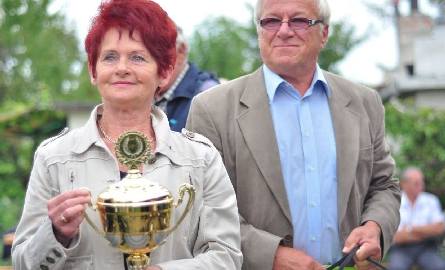 Irena i Władysław Bis odebrali pamiątkowy puchar za zwycięstwo w konkursie „Wzorowa Działka 2012” podczas Dnia Działkowca w Tarnobrzegu.