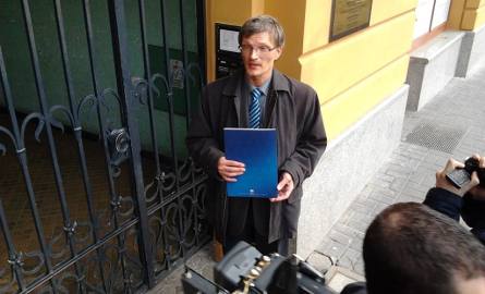 Wojciech Wilkowski chciał dostarczyć pismo z apelem do kandydatów na posłów do Parlamentu Europejskiego do biura Teresy Piotrowskiej. Zastał jednak zamknięte