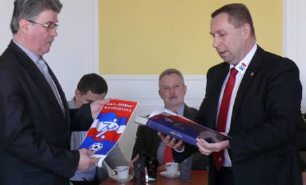 Sławomir Trybek, prezes Wiernej Małogoszcz (z prawej) podarował wicestaroście proporzec klubu oraz książkę Polskiego Związku Piłki Nożnej.