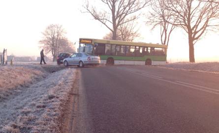 Autobus MZK wjechał do rowu koło Droszkowa. Kierowca chciał zawrócic