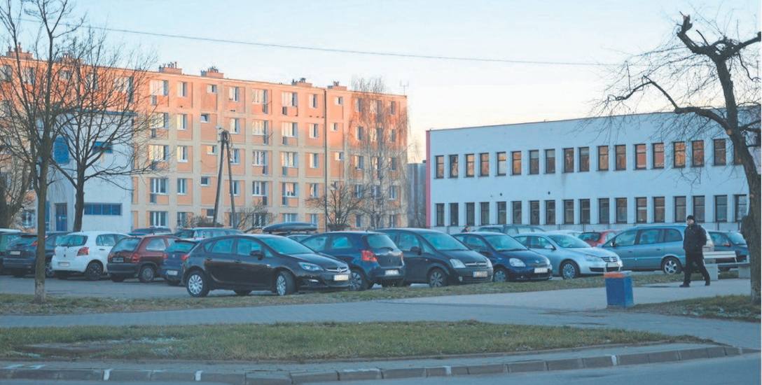 Na parkingu u zbiegu ulic Reymonta i Olszewskiej obecnie mieści się około 100 samochodów