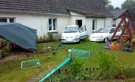 Auto wbiło się w dom (zdjęcia Czytelnika)