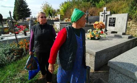 Siostry Alicja Kortyka i Irena Tenderenda w piątek odwiedziły groby bliskich. Patrzyły, czy coś nie zginęło.