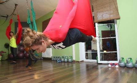 Podczas treningu aerial pilatesu możliwe są także takie akrobacje.