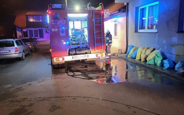 Pożar w Słomnikach. Duże zadymienie w jednym z domów w mieście. Wezwano kilka jednostek straży pożarnych