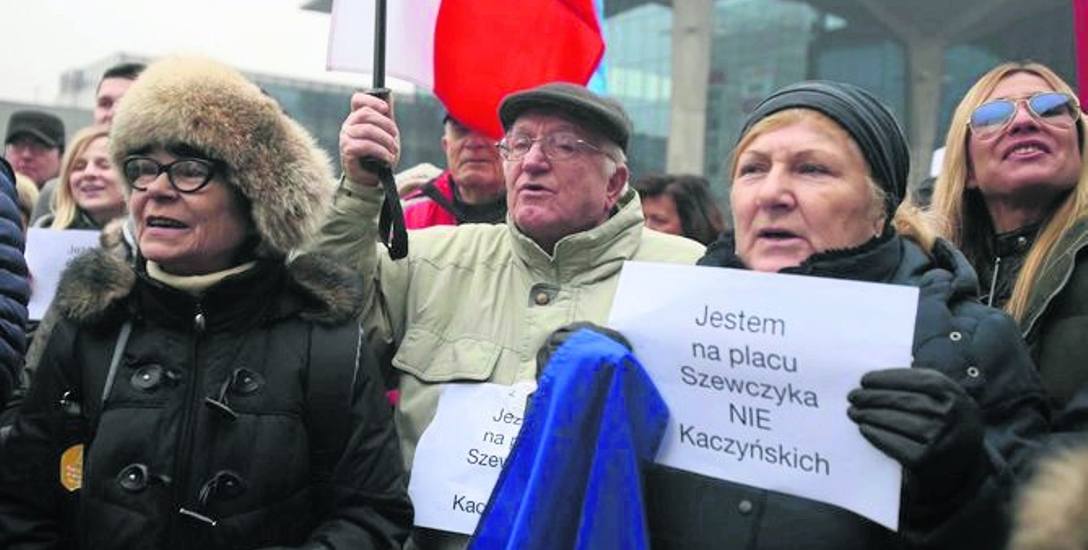 Protestujący na placu Szewczyka trzymali w rękach kartki z napisem „Jestem na placu Szewczyka NIE Kaczyńskich