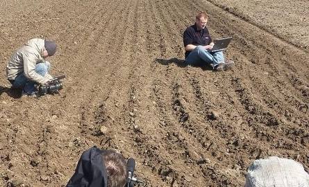 To nie futurologia, ale już rzeczywistość. Michał Łukasiewicz w roli rolnika - kontroluje za pomocą laptopa i obrazu z satelity pozycję ciągnika i śledzi