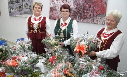 Otylia Cedro, Stanisława Bobrska i Danuta Kozubek z Klubu Seniora z Masłowa oferowały świąteczne stroiki, w których nie mogło zabraknąć jodły, sianka,