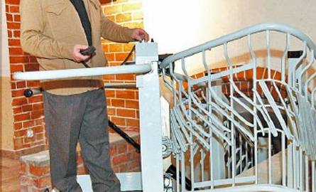 Proboszcz Tadeusz Wilk pokazuje specjalną windę w kołobrzeskiej bazylice, zamontowaną w ramach prowadzonych prac. Dzięki niej osoby niepełnosprawne bez