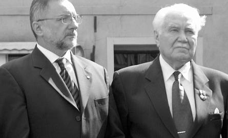 Prezydent RP na uchodźstwie Ryszard Kaczorowski (z prawej) przyjechał na XXV Zjazd Kawalerzystów II RP w sierpniu 2003 roku. Jego brat był kawalerzystą