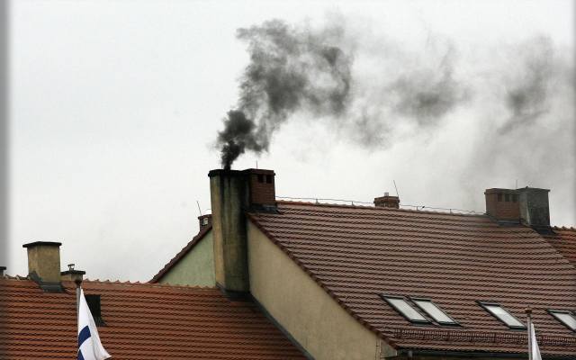 Czarny dym z komina nie zawsze oznacza, że sąsiad spala w piecu śmieci. Czasem wystarczy nieumiejętne rozpalanie ognia.
