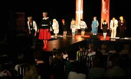 Amazonki oraz autorki pokazu: stylistki Marta i Sylwia Wilki (na pierwszym planie) zostały nagrodzone przez publiczność gromkimi brawami.