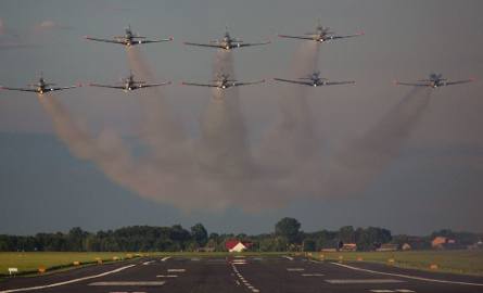 Orliki latają w tym roku w ośmioosobowym składzie. Na czele (w środku, u góry) samolot pilotowany przez Dariusza Stachurskiego.