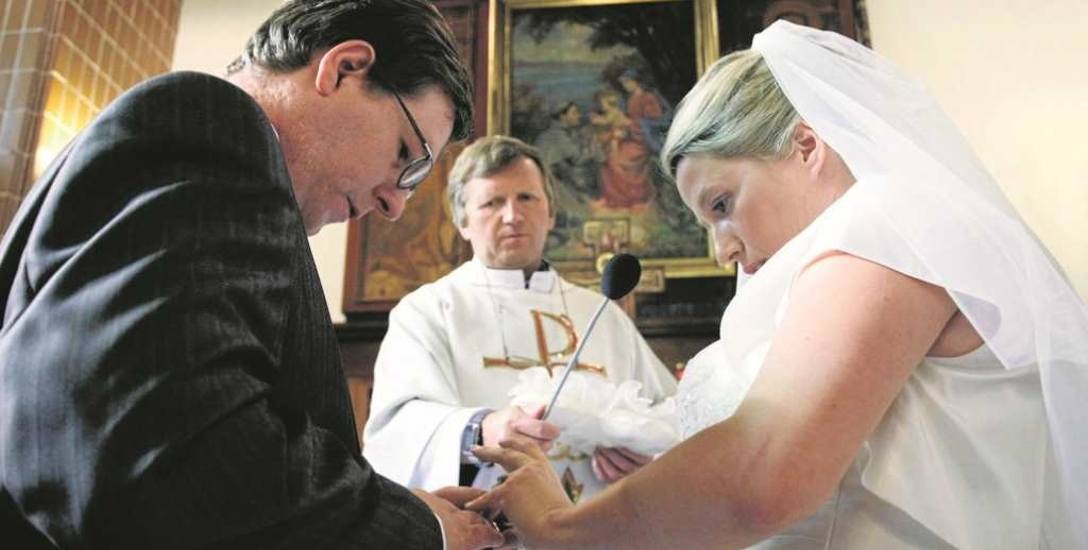 Młodzi Polacy coraz częściej odkładają ślub na później, nawet ci z religijnego Podhala czy Podkarpacia