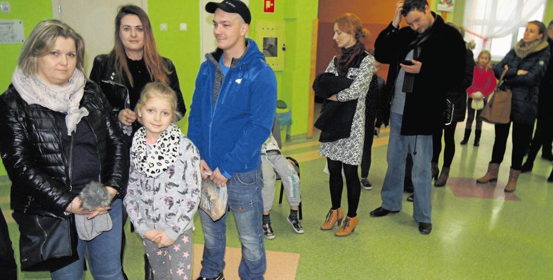 Barbara Słota  (pierwsza z lewej) czekała  od samego rana, by zapisać swoją 8-letnią córkę na półkolonie