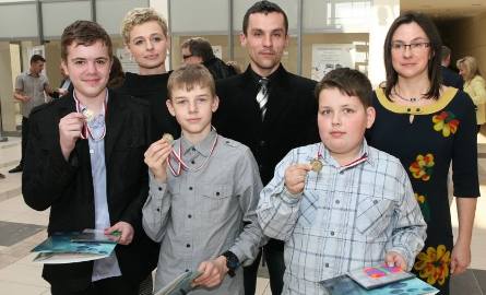 Szkoła Podstawowa w Ćmińsku może pochwalić się trójką laureatów konkursu matematycznego-przyrodniczego. Od lewej: Grzegorz Żak, Jakub Romanek i Cezary