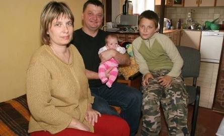 Renata i Tadeusz Królikowie, prowadzący jedyną w Kielcach zawodową rodzinę zastępczą, wychowują troje dzieci z zespołem FAS, tu z biologicznym 12 letnim