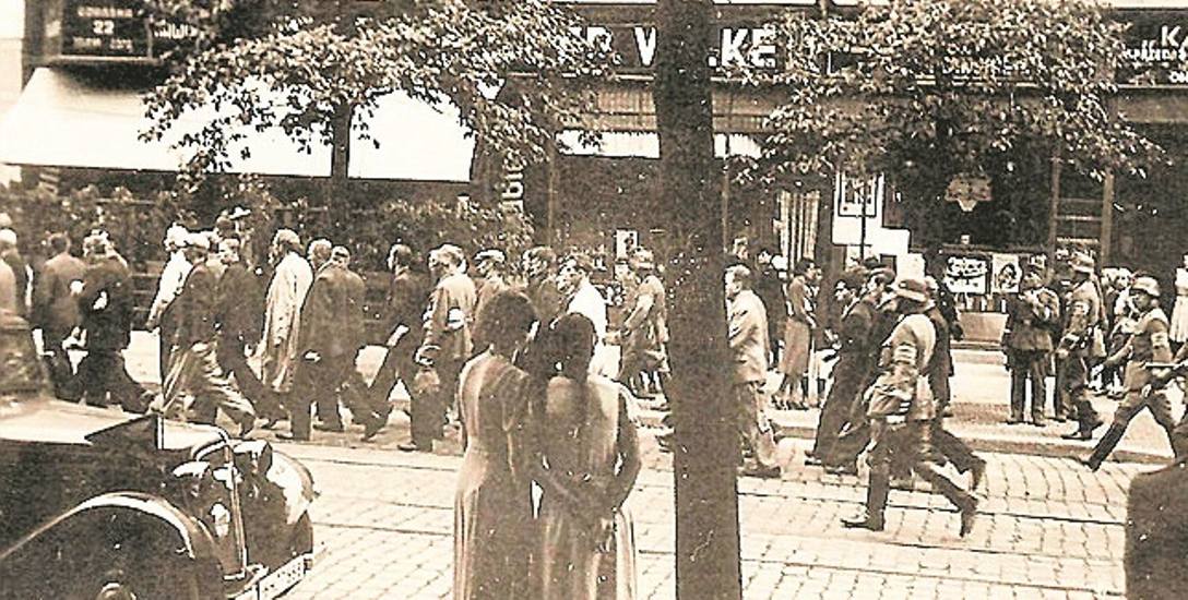 Ulica Gdańska 22. Pod eskortą Niemców do koszar 15 PAL prowadzona jest grupa zakładników. Ilu z nich straciło życie?