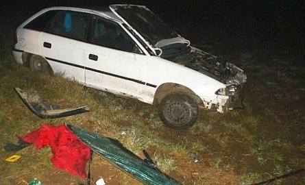 Tajemniczy wypadek: Opel na poboczu był poobijany (zdjęcia)