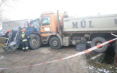 W Chlewicach zderzyły się traktor i ciężarówka